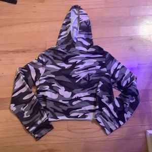 Cropped camo sweatshirt.